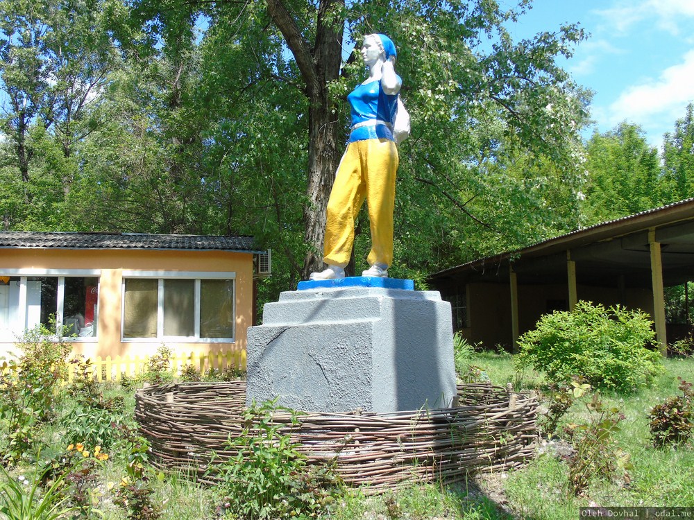 памятник туристке, Киев