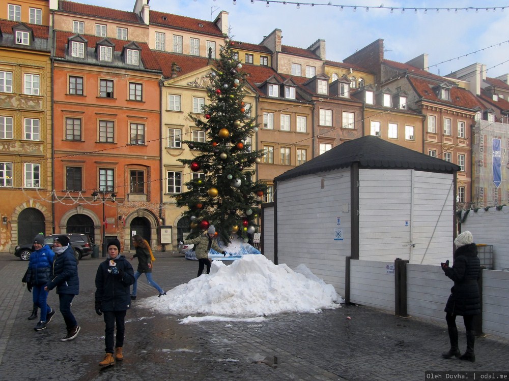 горка снега, Варшава