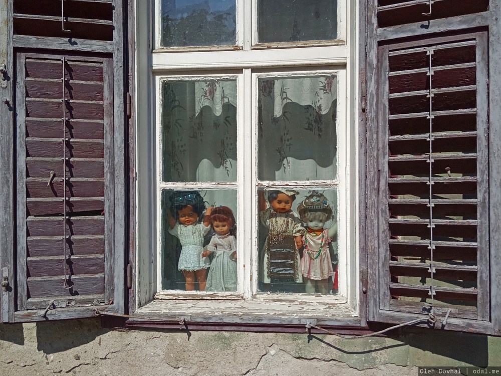 куклы в окне, Сибиу, Румыния