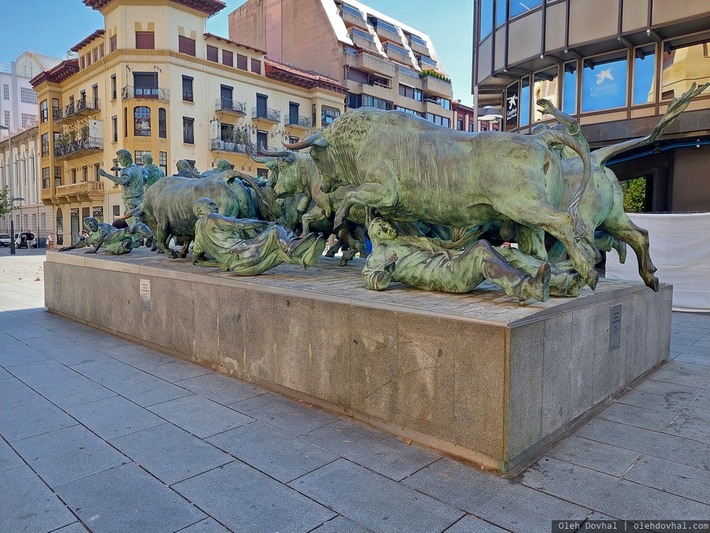 памятник энсьерро, быки, Памплона, Pamplona, Iruña